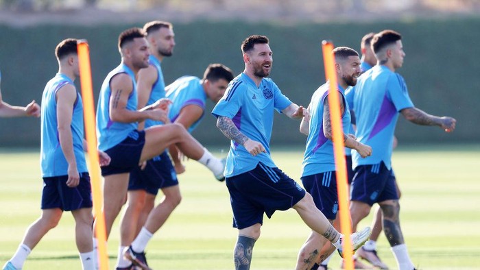 DOHA, QATAR - NOVEMBER 21: Lionel Messi of Argentina warms up with teammates during the Argentina Training Session at Qatar University training facilities on November 21, 2022 in Doha, Qatar. (Photo by Christopher Lee/Getty Images)