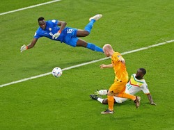 Jelang laga berakhir, Belanda menambah pundi gol lewat sepakan Davy Klaassen. 