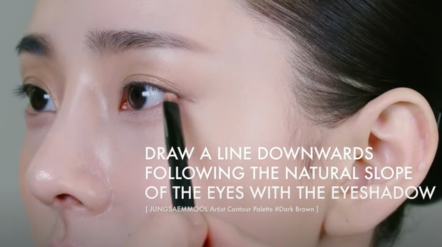 Cara menarik garis eyeliner di sudut mata / Foto: YouTube.com/JUNGSAEMMOOL