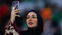 Seorang penggemar selfie saat pertandingan Grup A Piala Dunia FIFA 2022 antara Senegal dan Belanda di Stadion Al Thumama, Doha Qatar, Senin (21/11/2022). (Dean Mouhtaropoulos/Getty Images)