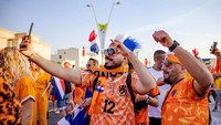 Suporter Belanda selfie bersama di depan stadion di Doha, Qatar, Senin (21/11/2022). (Rico Brouwer/Soccrates/Getty Images)