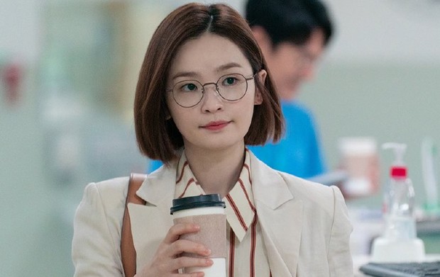 Chae Song Hwa dalam drama 'Hospital Playlist'/twitter.com/CJnDrama Karakter Chae Song Hwa sangat menginspirasi karena ia menormalkan waktu me time bagi para perempuan.