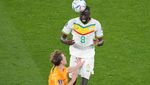 Maafin De Jong ya, Kouyate... Tidak Sengaja Hantam Penismu