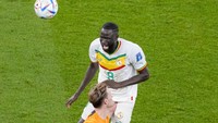 Ekspresi Kouyate sungguh menggambarkan rasa sakit yang dialaminya. Foto: AP/Thanassis Stavrakis