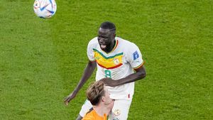 Maafin De Jong ya, Kouyate... Tidak Sengaja Hantam Penismu