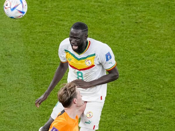 Maafin De Jong ya, Kouyate... Tidak Sengaja Hantam Penismu