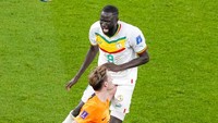 De Jong tidak sengaja menghantam area kemaluan Kouyate. Foto: AP/Thanassis Stavrakis