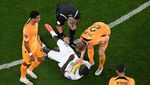 Maafin De Jong ya, Kouyate... Tidak Sengaja Hantam Penismu