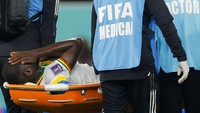 Masih menahan sakit, Kouyate ditandu keluar lapangan di menit ke-73. Di sisa waktu, Belanda bikin dua gol kemenangan atas Senegal di partai Piala Dunia 2022 ini. Foto: AFP via Getty Images/ODD ANDERSEN