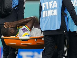 Cheikhou Kouyate Ditandu Usai Penis Kena Hantam, Fans pun Cemas