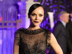 Christina Ricci Jual Koleksi Tas Chanel untuk Bayar Biaya Perceraian