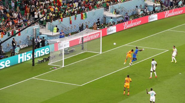 DOHA, QATAR - NOVEMBER 21: Cody Gakpo of Netherlands scores their team's first goal past Edouard Mendy of Senegal during the FIFA World Cup Qatar 2022 Group A match between Senegal and Netherlands at Al Thumama Stadium on November 21, 2022 in Doha, Qatar. (Photo by Francois Nel/Getty Images)