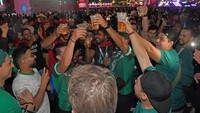 Lalu berbeda dengan gelaran Piala Dunia sebelumnya, kali ini FIFA dan otoritas Qatar telah melarang alkohol di semua stadion Piala Dunia Qatar. Suporter hanya boleh mengkonsumsi alkohol di zona yang disediakan yaitu FIFA Fan Festival di Taman Al Bidda. (Jonathan Brady/PA Images/Getty Images)  