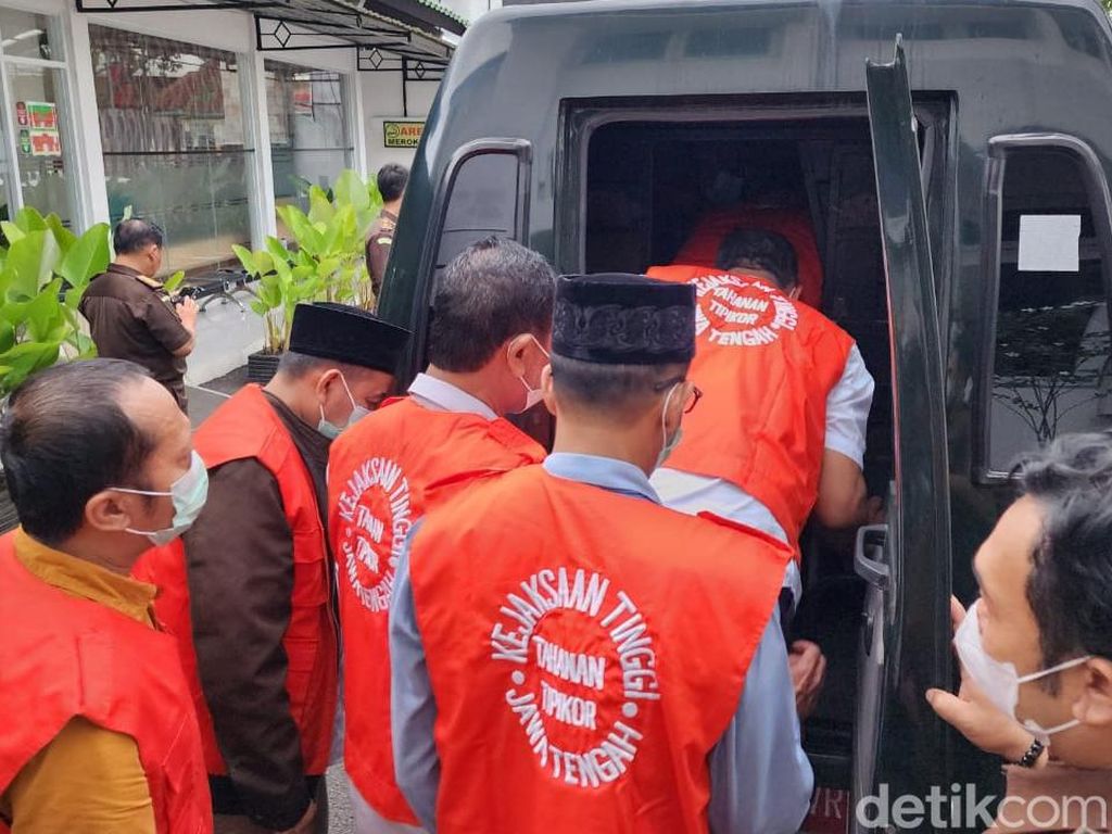 8 Kades Tersangka Suap di Demak Ditahan di LP Kedungpane Semarang 8 Kades Tersangka Suap di Demak Ditahan di LP Kedungpane Semarang