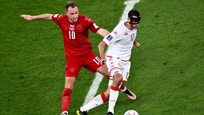 Tunisias midfielder #17 Ellyes Skhiri (R) fights for the ball with Denmarks midfielder #10 Christian Eriksen (L) during the Qatar 2022 World Cup Group D football match between Denmark and Tunisia at the Education City Stadium in Al-Rayyan, west of Doha on November 22, 2022. (Photo by Jewel SAMAD / AFP) (Photo by JEWEL SAMAD/AFP via Getty Images)