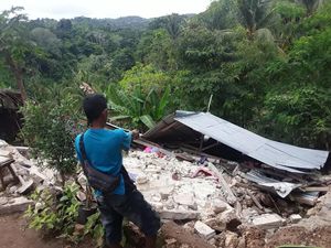 Penampakan Rumah Warga Rata dengan Tanah Dampak Gempa M 5,5 Kupang Penampakan Rumah Warga Rata dengan Tanah Dampak Gempa M 5,5 Kupang