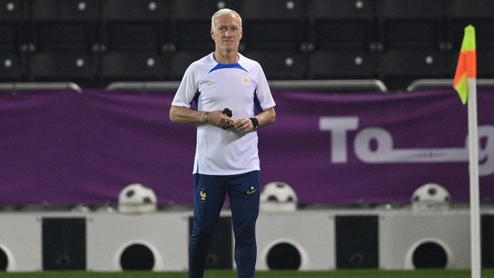 Frances coach Didier Deschamps oversees a training session at the Al Janoub stadium in Al-Wakrah / Al Sadd SC Training site in Doha, on November 21, 2022, on the eve of the Qatar 2022 World Cup football match between France and Australia. (Photo by FRANCK FIFE / AFP) (Photo by FRANCK FIFE/AFP via Getty Images)