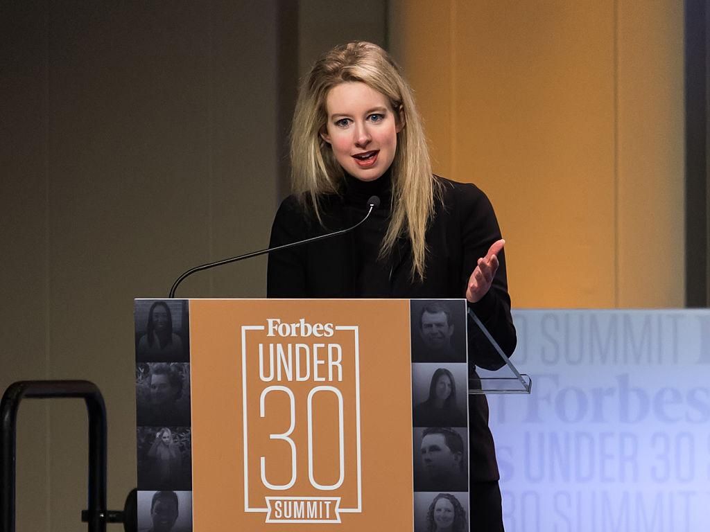 Potret Elizabeth Holmes, Eks Miliarder yang Kini Dipenjara 11 Tahun Potret Elizabeth Holmes, Eks Miliarder yang Kini Dipenjara 11 Tahun