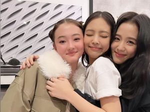 Momen Reuni BLACKPINK dan Elle Gross yang Dijuluki Little Jennie BLACKPINK Momen Reuni BLACKPINK dan Elle Gross yang Dijuluki Little Jennie BLACKPINK