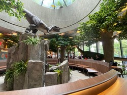 Makan di Sini Bisa Sambil Menikmati Suasana Seru Jurassic Park