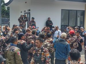 Aksi Unjuk Rasa Warnai Sidang Perdana Kasus Pembunuhan Letkol Mubin Aksi Unjuk Rasa Warnai Sidang Perdana Kasus Pembunuhan Letkol Mubin