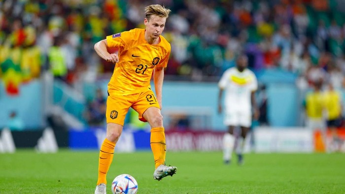 DOHA, QATAR - NOVEMBER 21: Frenkie de Jong of Netherlands controls the ball during the FIFA World Cup Qatar 2022 Group A match between Senegal and Netherlands at Al Thumama Stadium on November 21, 2022 in Doha, Qatar. (Photo by Matteo Ciambelli/DeFodi Images via Getty Images)