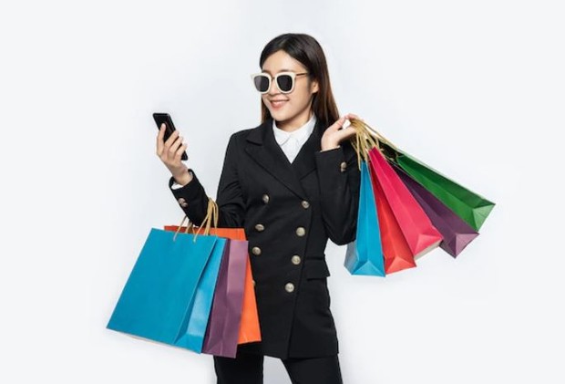 Gaya hidup/ foto: Freepik/ Jcomp Perempuan habis berbelanja