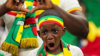 Ekspresi penggemar Belanda dan Senegal yang berteriak saat menyaksikan pertandingan Grup A Piala Dunia FIFA 2022 antara Senegal dan Belanda di Stadion Al Thumama di Doha, Qatar, Senin (21/11/2022). (Salih Zeki Fazlioglu /Getty Images)