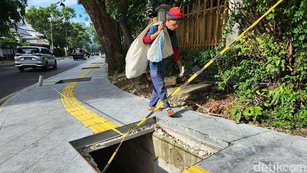 Hati-hati! Ada Lubang Menganga di Trotoar Jalan Agus Salim Jakarta