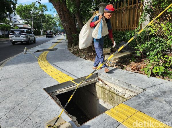 Hati-hati! Ada Lubang Menganga di Trotoar Jalan Agus Salim Jakarta