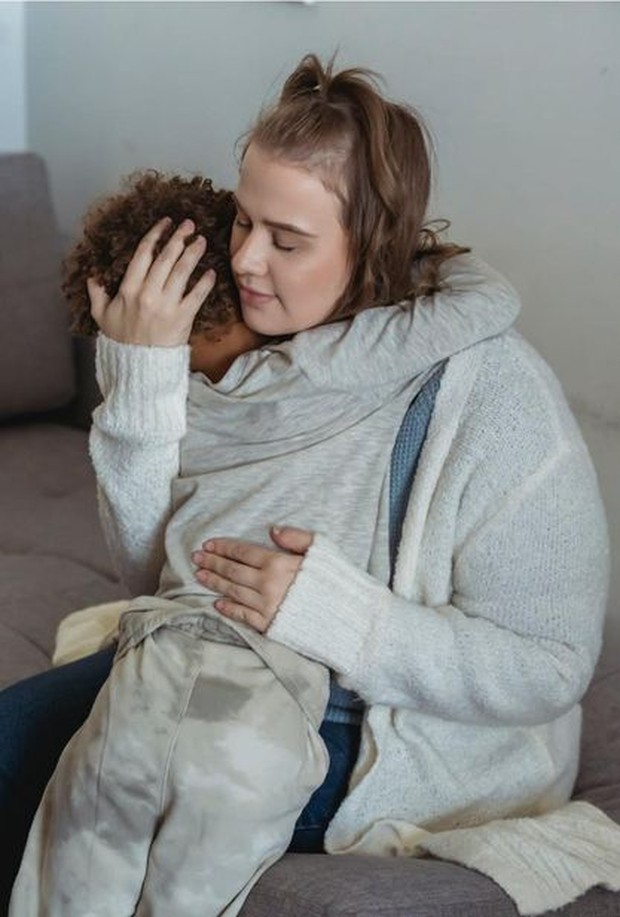 Ilustrasi anak menuliskan kelebihannya/Foto: Pexels/Keira Burton