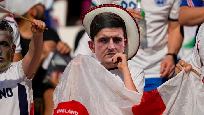 DOHA, QATAR - NOVEMBER 21: . Supporters of England prior to the FIFA World Cup Qatar 2022 Group B match between England and IR Iran at Khalifa International Stadium on November 21, 2022 in Doha, Qatar. (Photo by Ulrik Pedersen/DeFodi Images via Getty Images)