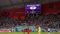Penanganan Alireza Beiranvand di lapangan turut bikin masa injury time pertandingan jadi bertambah banyak. Foto: Getty Images