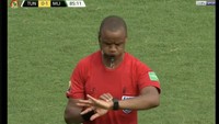 Sampai ada meme begini: kalau wasit Piala Afrika, laga belum 90 menit malah sudah selesai! Foto: dok. Twitter
