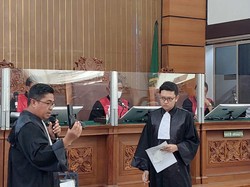 Jaksa Tunjukkan Pistol HS yang Dibawa Sambo Lalu Jatuh Jelang Yosua Dibunuh