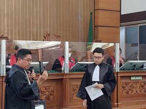 Momen Jaksa Tunjukkan Pistol yang Dijatuhkan Sambo Sebelum Yosua Tewas Momen Jaksa Tunjukkan Pistol yang Dijatuhkan Sambo Sebelum Yosua Tewas