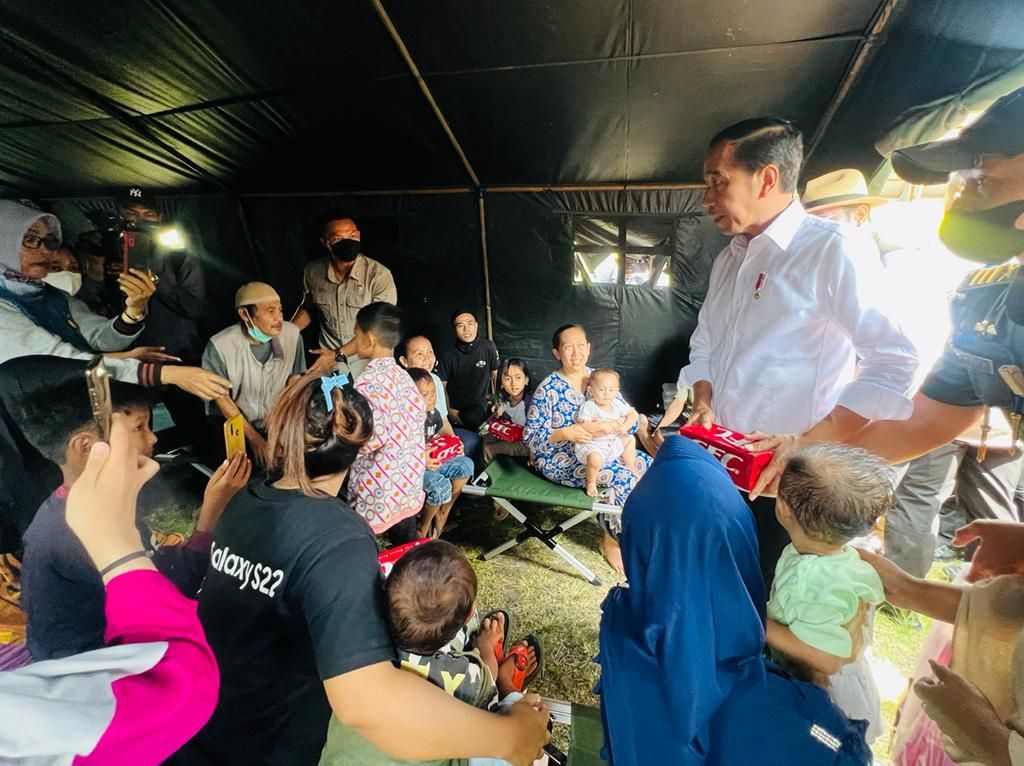Jokowi Bagikan Makanan ke Anak Korban Gempa Cianjur: Ayamnya Dimakan Ya