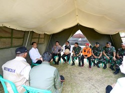 Jokowi Pimpin Rapat Mendadak di Pengungsian Gempa Cianjur, Ini Instruksinya