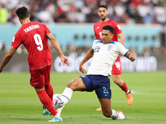 DOHA, QATAR - NOVEMBER 21: Jude Bellingham of England scores their team's first goal during the FIFA World Cup Qatar 2022 Group B match between England and IR Iran at Khalifa International Stadium on November 21, 2022 in Doha, Qatar. (Photo by Clive Brunskill/Getty Images)