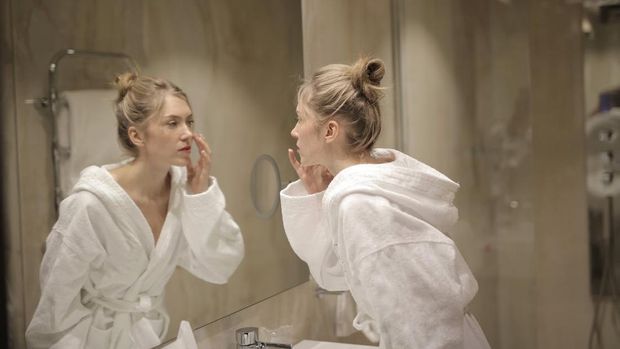 Kate Middleton selalu membawa produk skincare andalannya (packing ala Kate Middleton/Foto: pexels.com/Andrea Piacquadio)