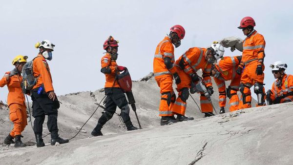 Kerja Keras Tim SAR Evakuasi Korban Gempa Cianjur dari Reruntuhan
