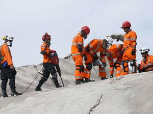Kerja Keras Tim SAR Evakuasi Korban Gempa Cianjur dari Reruntuhan