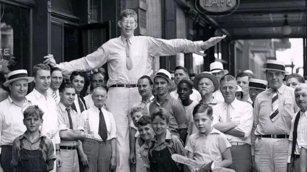 6 Foto Pria Tertinggi Dunia, Ending Hidupnya Nahas gegara Tinggi 2,7 Meter