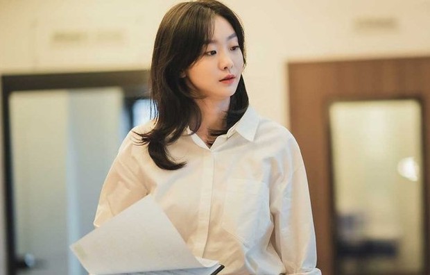 Kook Yeon Su dalam drama 'Our Beloved Summer'/twitter.com/kdramanews_ Meskipun awalnya tidak disukai karena sikapnya yang diniai berlebihan terutama pada Woong, tetapi sebenarnya Yeon Su juga banyak menderita.