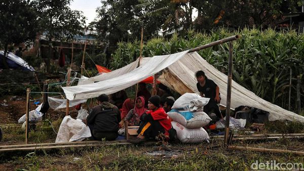Potret Tenda yang Dibangun Seadanya di Kampung Lugewang Cianjur