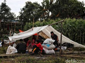 Potret Tenda yang Dibangun Seadanya di Kampung Lugewang Cianjur