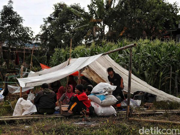 Potret Tenda yang Dibangun Seadanya di Kampung Lugewang Cianjur