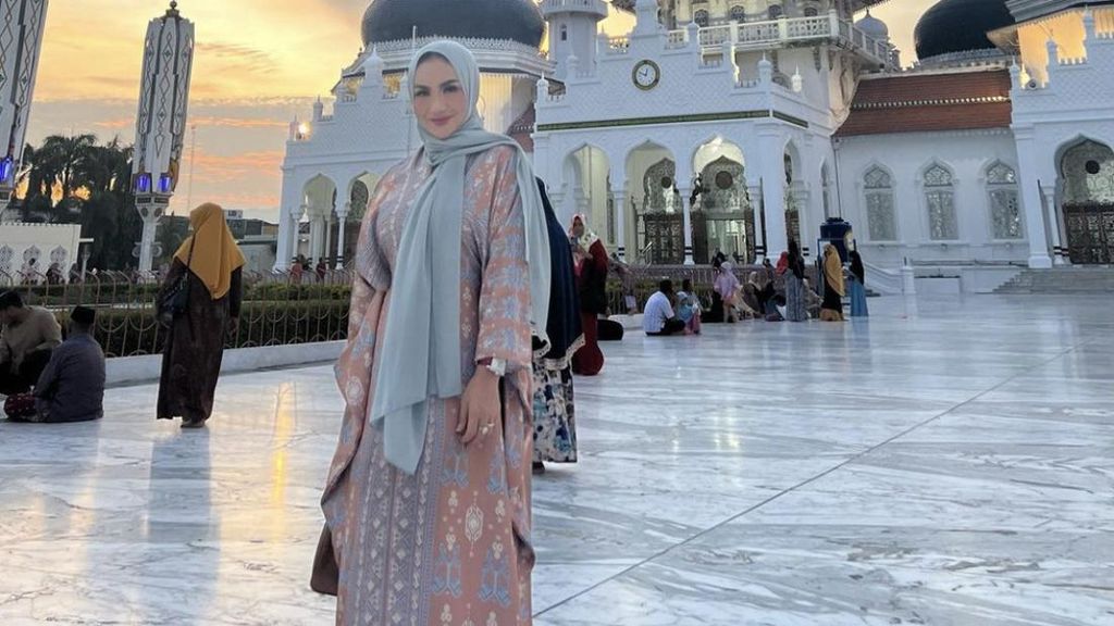 7 Gaya Krisdayanti Tampil Pakai Hijab Ketika di Banda Aceh, Tuai Kontroversi
