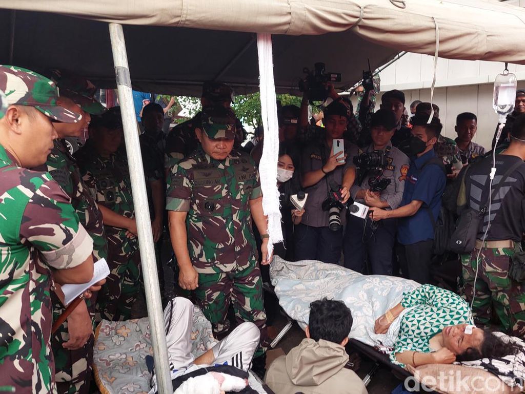 KSAD: TNI Evakusi Korban Gempa Cianjur di Titik Terisolasi