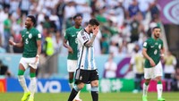 Gol dari Saleh Al Shehri pada menit ke-48 dan tendangan Salem Al Dawsari lima menit kemudian membawa Arab Saudi berbalik menang 2-1. (Foto: AP/Luca Bruno)